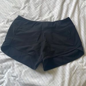 BLACK LULULEMON SPEED UP SHORTS 2.5